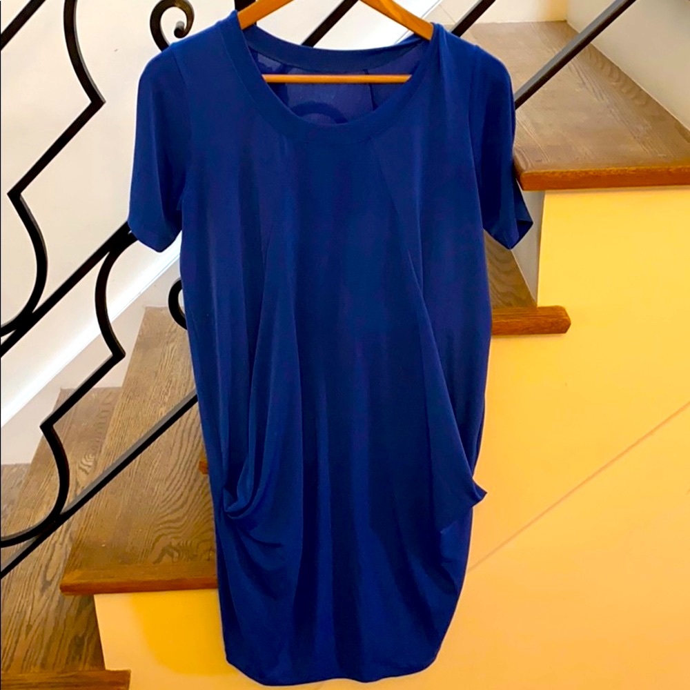 Stretch tunic with short sleeves.